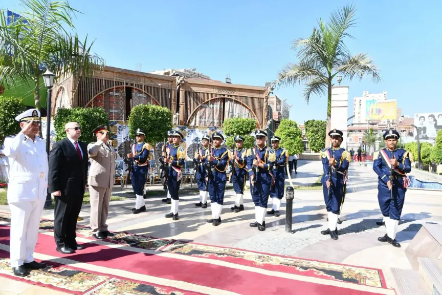 محافظ الفيوم يضع إكليلاً من الزهور على النصب التذكارى للشهداء بميدان قارون