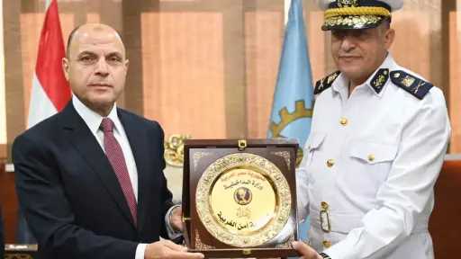 مدير أمن الغربية يهدي محافظ المحافظة درعًا تذكاريًا... مدير أمن الغربية يهدي محافظ المحافظة درعًا تذكاريًا بمناسبة العيد القومي