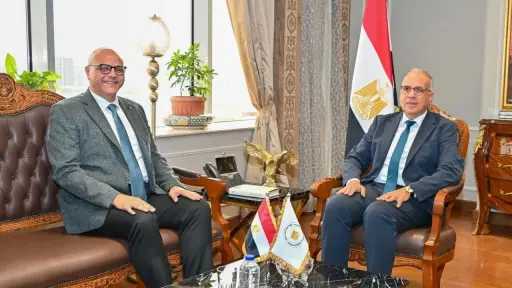 وزير الري يبحث مع محافظ الإسكندرية مشروعات حماية... وزير الري يبحث مع محافظ الإسكندرية مشروعات حماية الشواطئ