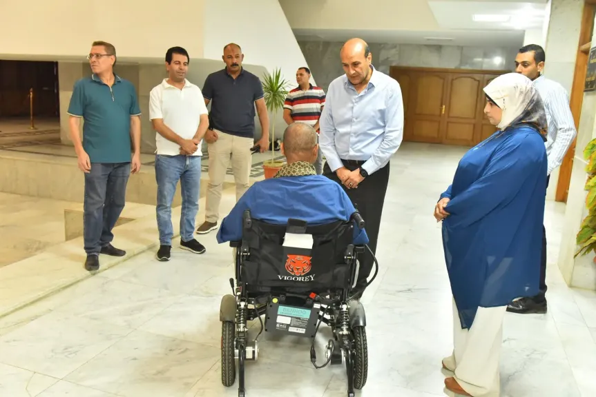 محافظ أسيوط يسلم مواطن من ذوي الهمم كرسي متحرك