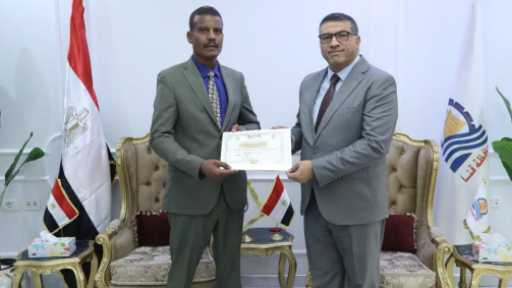 محافظ قنا يكرم مدير مديرية الزراعة تقديرًا لجهوده في إنجاح منظومة توزيع الأسمدة المدعمة للمزارعين