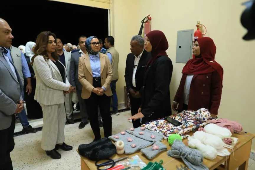 وزيرة التنمية المحلية والبيئة ومحافظ الوادي الجديد ورئيس هيئة تنمية الصعيد يفتتحون مجمع الصناعات الحرفية