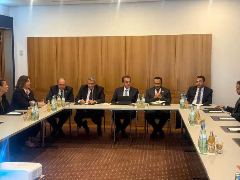 وزير الصحة يبحث مع وفد معهد «WifOR» و«روش» تعزيز التعاون الصحي على هامش قمة برلين