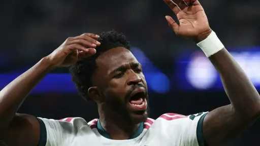 طرد فينيسيوس يفجر غضب ريال مدريد.. اتهامات بازدواجية المعايير التحكيمية