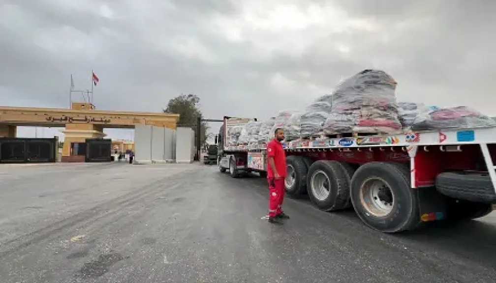 الهلال الأحمر المصري يدفع بخيام وبطاطين ومساعدات إنسانية لدعم الفلسطينيين عبر قافلة زاد العزة الـ292