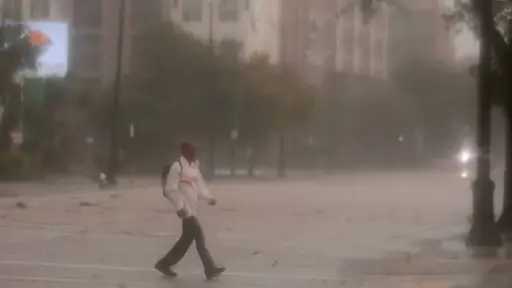 أمريكا: انقطاع الكهرباء عن مناطق في فلوريدا وألاباما مع تحرك العاصفة إيسياس شمالا
