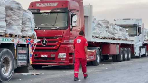 الهلال الأحمر يمد أهالي غزة بالسلال الغذائية والمواد الإغاثية عبر «زاد العزة»