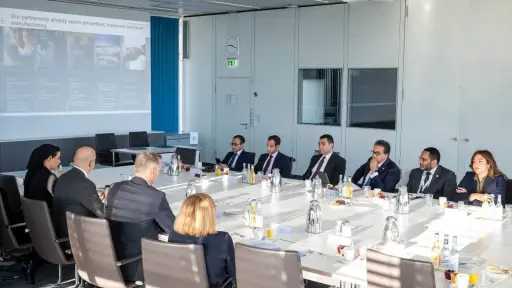 وزير الصحة يزور مقر «باير» الألمانية لبحث تعزيز التعاون الصحي وتوطين الصناعة على هامش قمة برلين