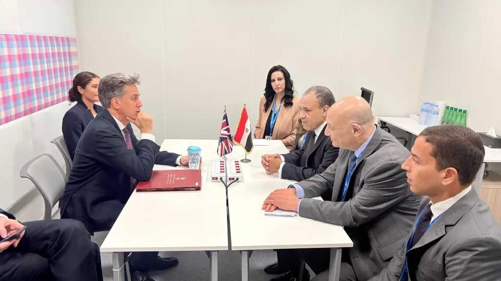وزير الخارجية يبحث مع نظيره البريطاني سبل دفع العلاقات الثنائية بمختلف المجالات