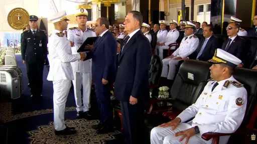 الرئيس السيسي يمنح أنواط الامتياز لأوائل خريجي أكاديمية... الرئيس السيسي يمنح أنواط الامتياز لأوائل خريجي أكاديمية الشرطة