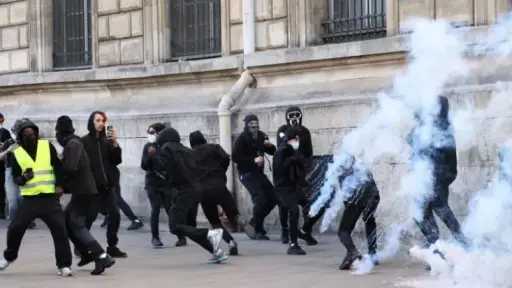 احتجاجات في فرنسا ضد ارتفاع تكاليف المعيشة تضامنا... احتجاجات في فرنسا ضد ارتفاع تكاليف المعيشة تضامنا مع الطلاب وسط اشتباكات واعتقالات