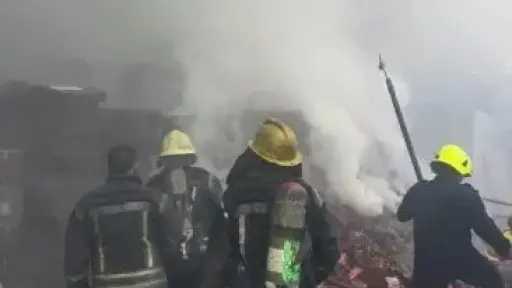 السيطرة على حريق مخزن أخشاب في منطقة كرداسة