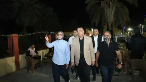 محافظ الوادي الجديد تتابع تنظيم الحركة المرورية بشارع أنور البارودي بالخارجة