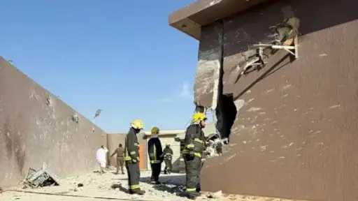 السعودية: وفاة شخصين وإصابة اثنين آخرين جراء سقوط... السعودية: وفاة شخصين وإصابة اثنين آخرين جراء سقوط شظايا مسيرة في حقل نفطي