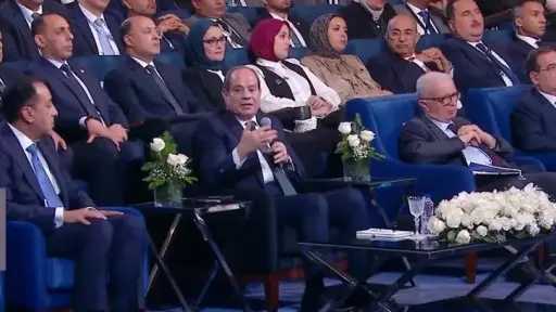 الرئيس السيسي عن سؤال «القروض بيتعمل بيها إيه؟»:... الرئيس السيسي عن سؤال «القروض بيتعمل بيها إيه؟»: «هو احنا بنستدين وباخد الفلوس نوزعها على بعض؟»