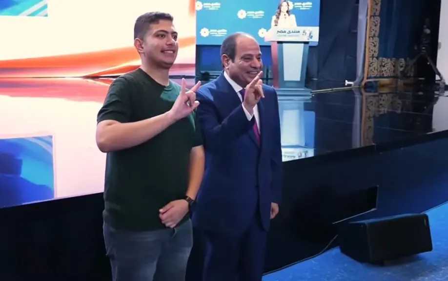 الرئيس السيسي يصافح شابا من ذوي الهمم ويؤكد حرصه على تنفيذ طلباته