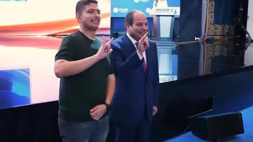 الرئيس السيسي يصافح شابا من ذوي الهمم ويؤكد حرصه على تنفيذ طلباته
