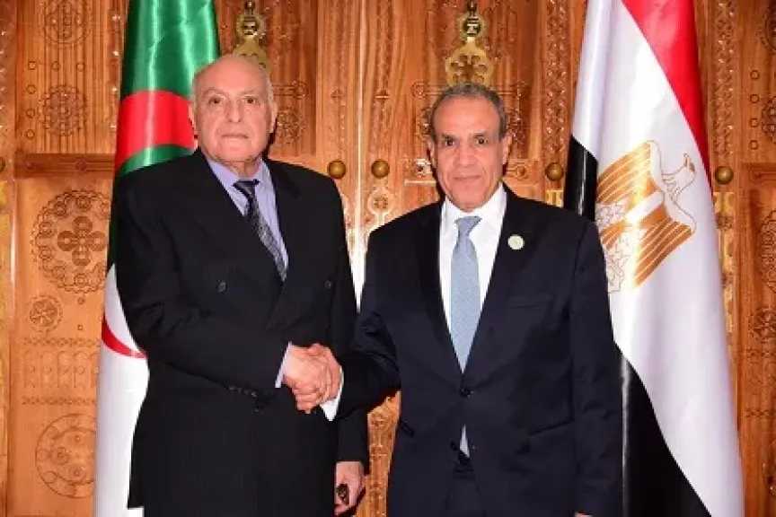 وزير الخارجية يبحث مع نظيره الجزائري دفع التعاون الثنائي والتنسيق إزاء القضايا الإقليمية