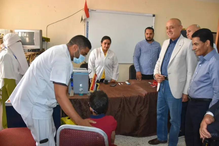 محافظ الأقصر يتابع الحملة القومية للتطعيم ضد الحصبة والحصبة الألمانية