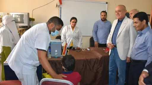 محافظ الأقصر يتابع ميدانياً أعمال الحملة القومية للتطعيم ضد الحصبة والحصبة الألمانية بمدينة إسنا