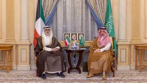 السعودية والكويت تؤكدان تضامنهما في مواجهة كل ما... السعودية والكويت تؤكدان تضامنهما في مواجهة كل ما من شأنه المساس بأمنهما واستقرارهما