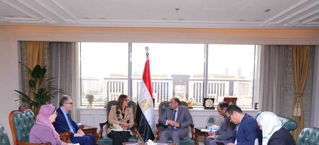 وزير العمل يلتقي رئيس الجامعة الأمريكية بالقاهرة للتعاون في تدريبهم وتوظيفهم