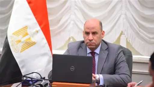 وزير العمل يتابع تداعيات حادث تصادم السيارات بالطريق... وزير العمل يتابع تداعيات حادث تصادم السيارات بالطريق الأوسطي باتجاه الضبعة