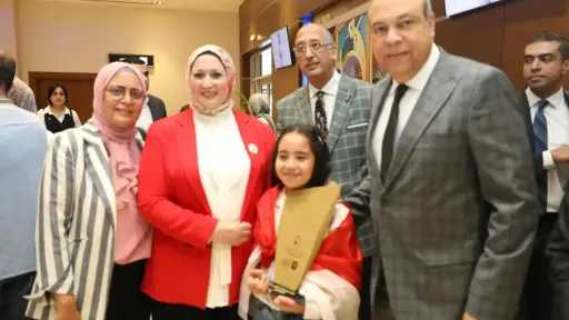 تقديرًا لإنجازها العربي.. وزير الطيران المدني يستقبل بطلة... تقديرًا لإنجازها العربي.. وزير الطيران المدني يستقبل بطلة «تحدي القراءة العربي» بمطار القاهرة الدولي