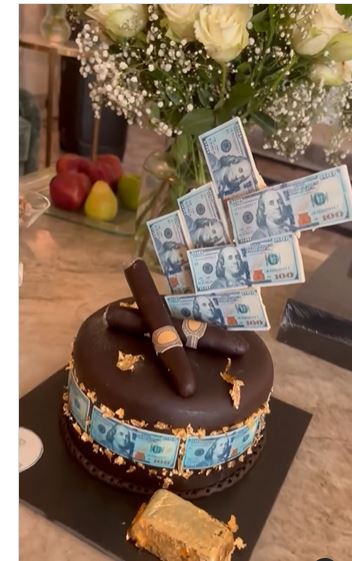 تورتة الذهب والدولارات