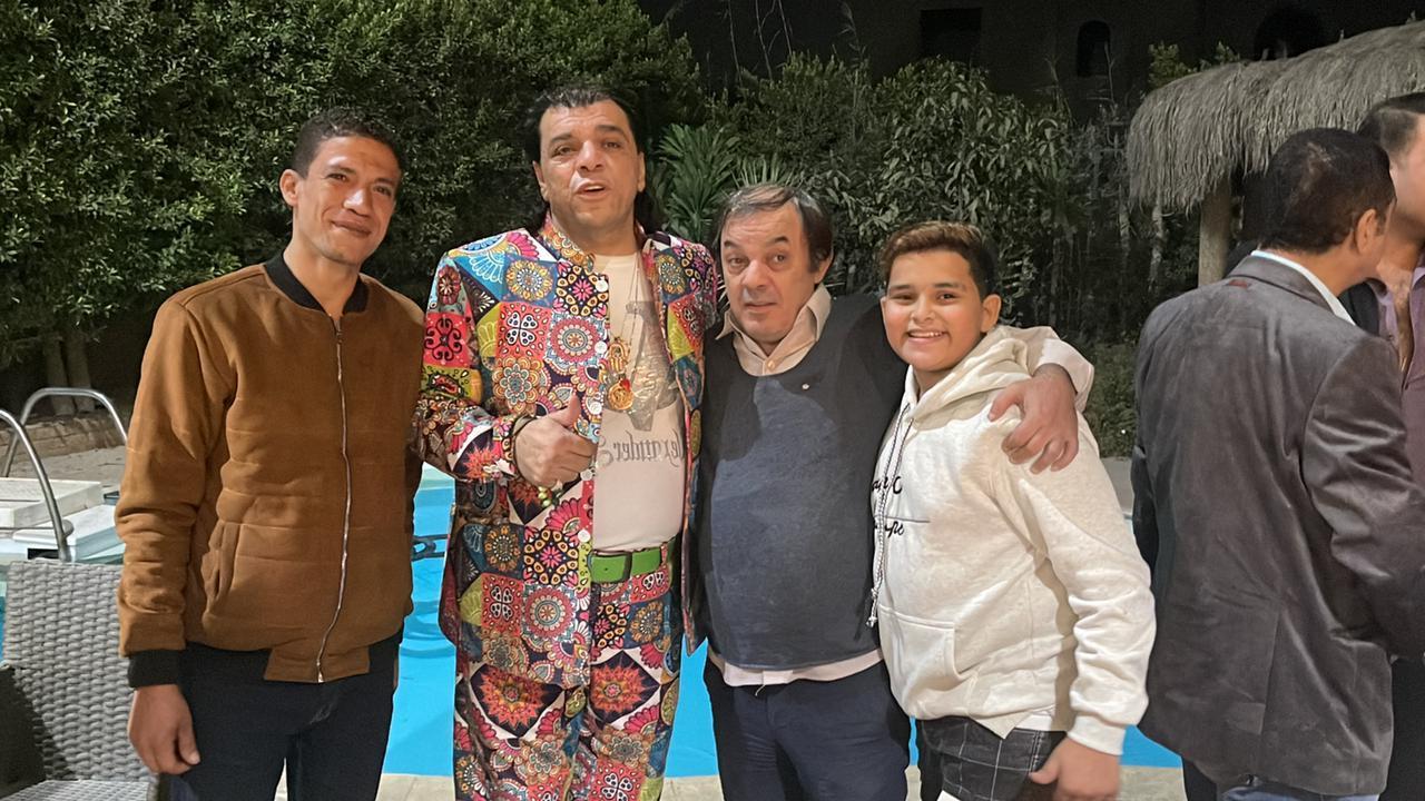 عامل نظافة كشري التحرير برفقة نجوم الفن