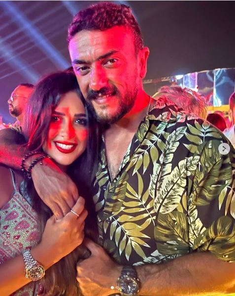 ياسمين عبد العزيز تنشر صورة رومانسية برفقة زوجها الفنان أحمد العوضي
