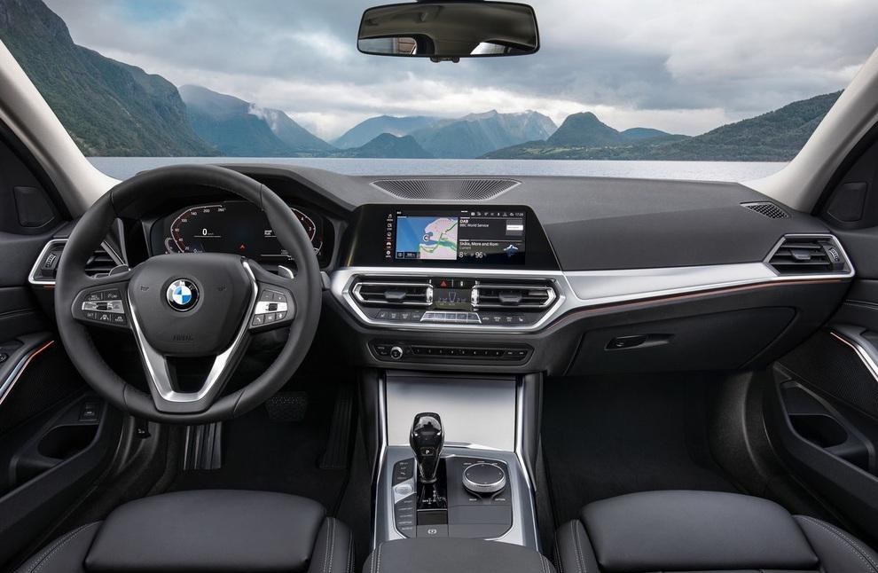 بي إم دبليو 320i موديل 2022